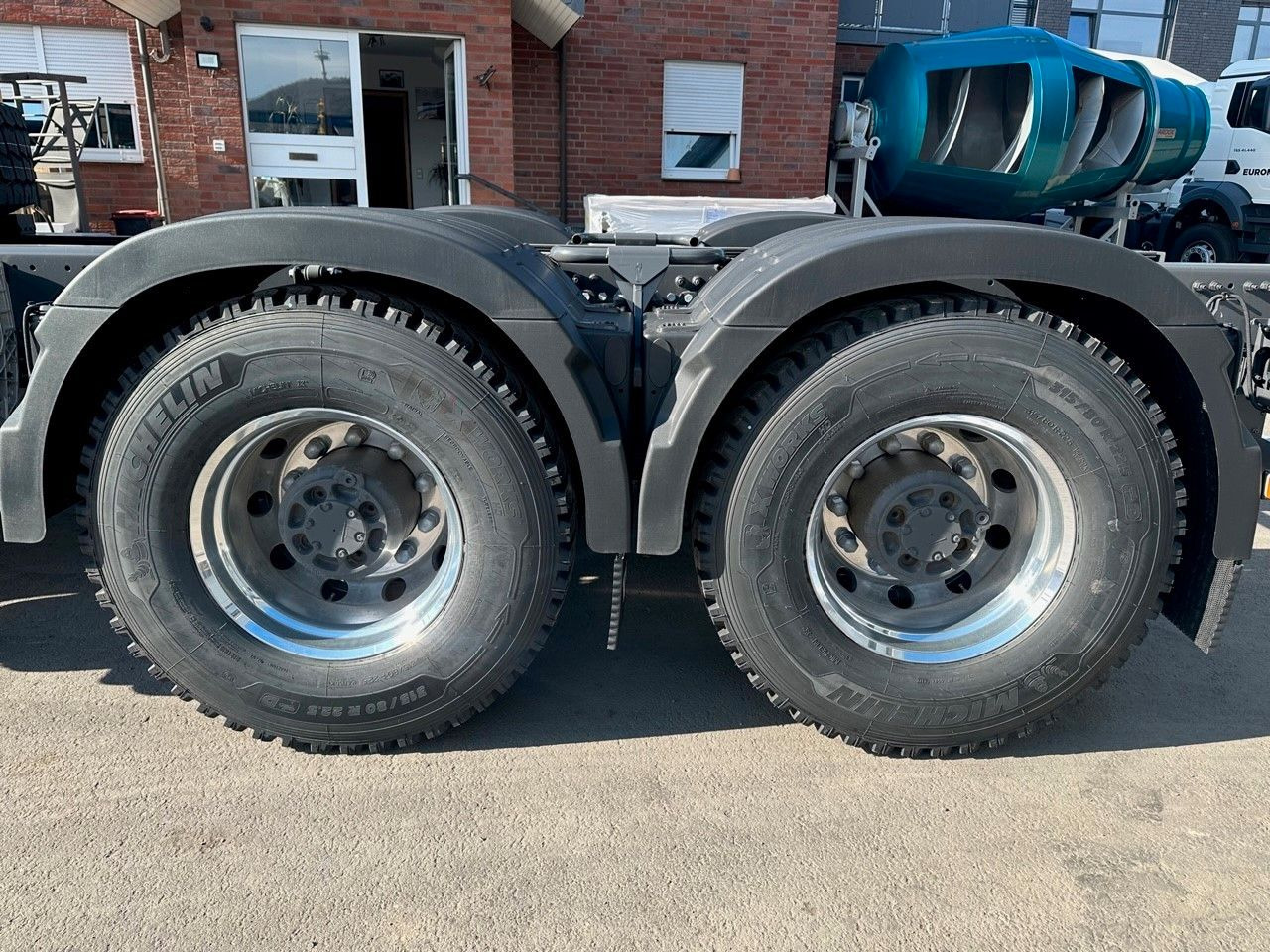 Kamion sa golom šasijom i zatvorenom kabinom Volvo FMX 500 8x4: slika 8