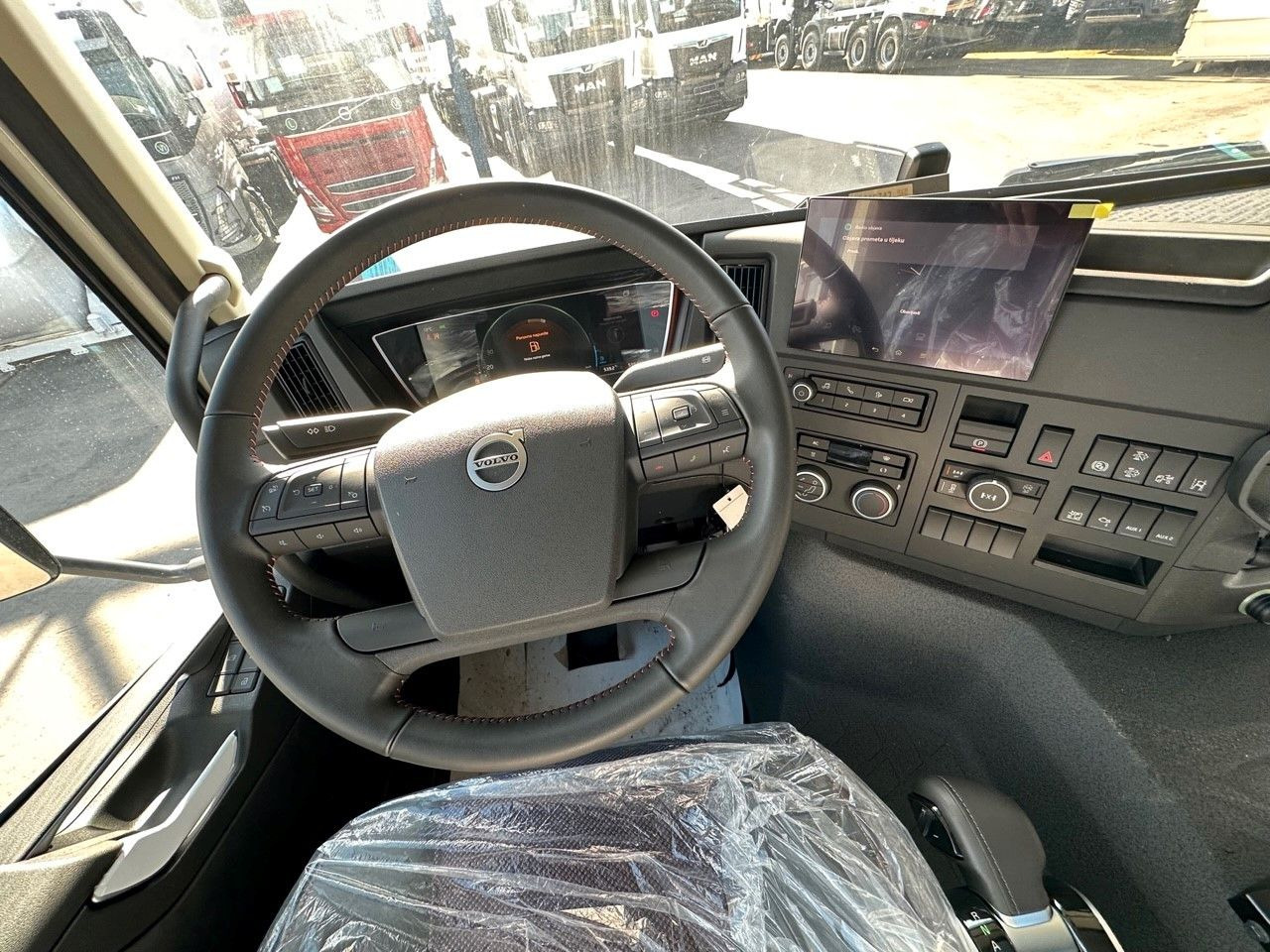 Kamion sa golom šasijom i zatvorenom kabinom Volvo FMX 500 8x4: slika 14