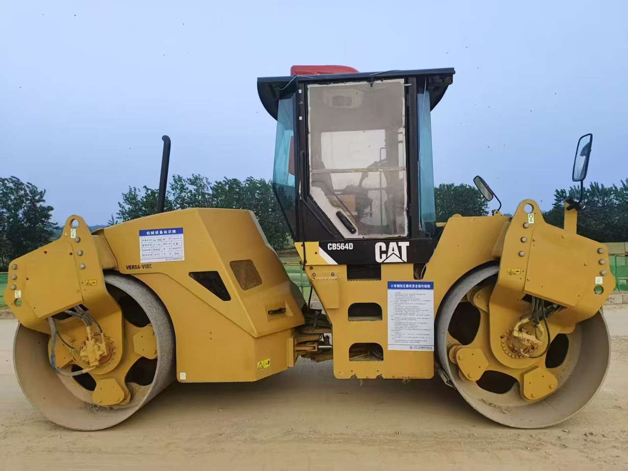 CATERPILLAR CB564D - Valjak: slika 1 CATERPILLAR CB564D - Valjak: slika 1