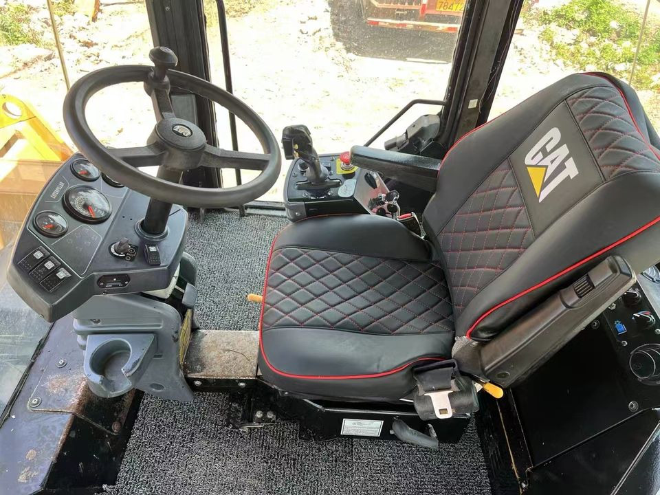 Caterpillar CB564D Double Drum Road Roller 7 Ton Weight With Core Components Engine and Bearing Essential Road Machinery - Valjak za puteve: slika 5 Caterpillar CB564D Double Drum Road Roller 7 Ton Weight With Core Components Engine and Bearing Essential Road Machinery - Valjak za puteve: slika 5