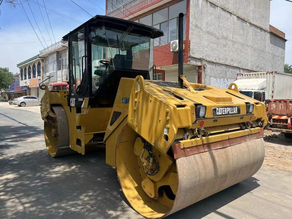 Caterpillar CB564D Double Drum Road Roller 7 Ton Weight With Core Components Engine and Bearing Essential Road Machinery - Valjak za puteve: slika 3 Caterpillar CB564D Double Drum Road Roller 7 Ton Weight With Core Components Engine and Bearing Essential Road Machinery - Valjak za puteve: slika 3