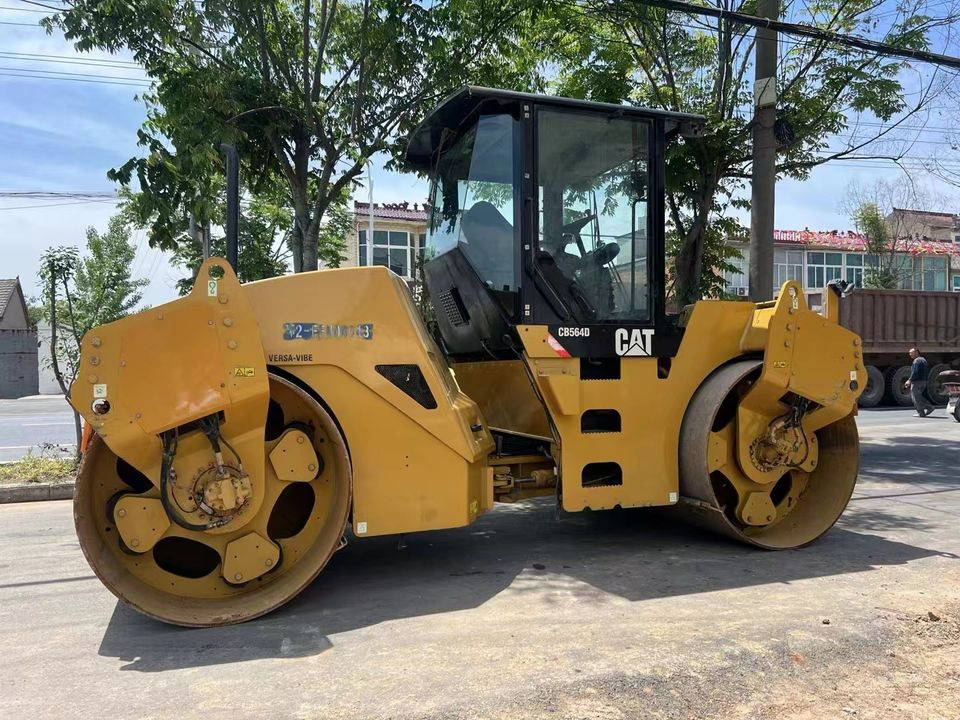 Caterpillar CB564D Double Drum Road Roller 7 Ton Weight With Core Components Engine and Bearing Essential Road Machinery - Valjak za puteve: slika 2 Caterpillar CB564D Double Drum Road Roller 7 Ton Weight With Core Components Engine and Bearing Essential Road Machinery - Valjak za puteve: slika 2