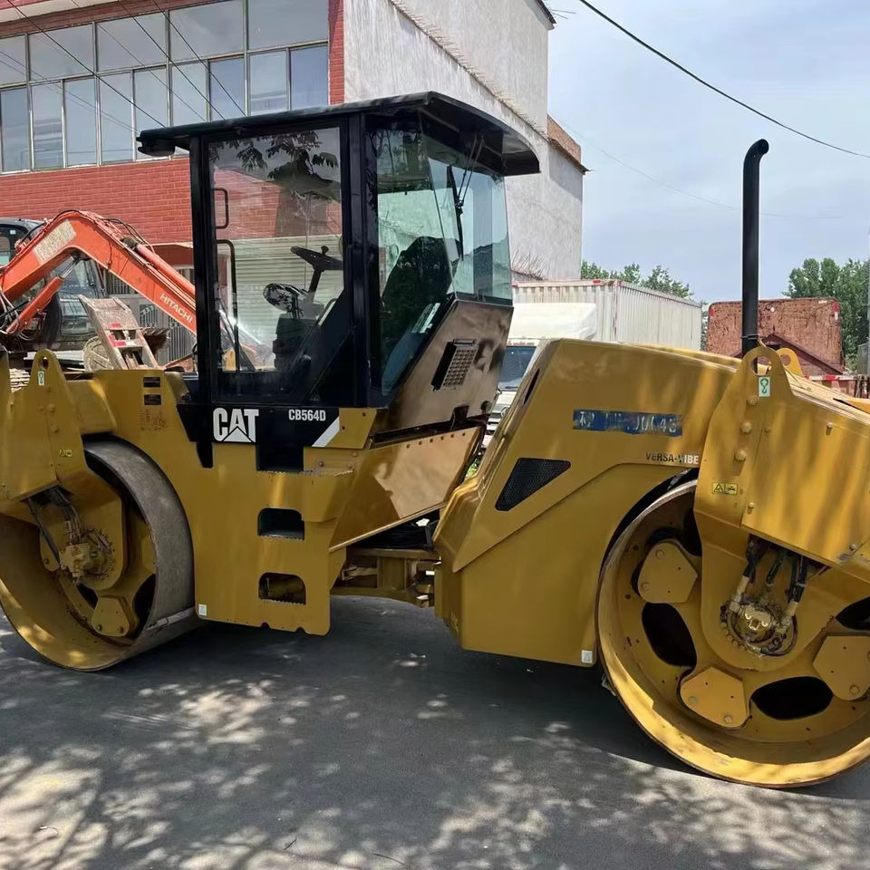 Caterpillar CB564D Double Drum Road Roller 7 Ton Weight With Core Components Engine and Bearing Essential Road Machinery - Valjak za puteve: slika 1 Caterpillar CB564D Double Drum Road Roller 7 Ton Weight With Core Components Engine and Bearing Essential Road Machinery - Valjak za puteve: slika 1