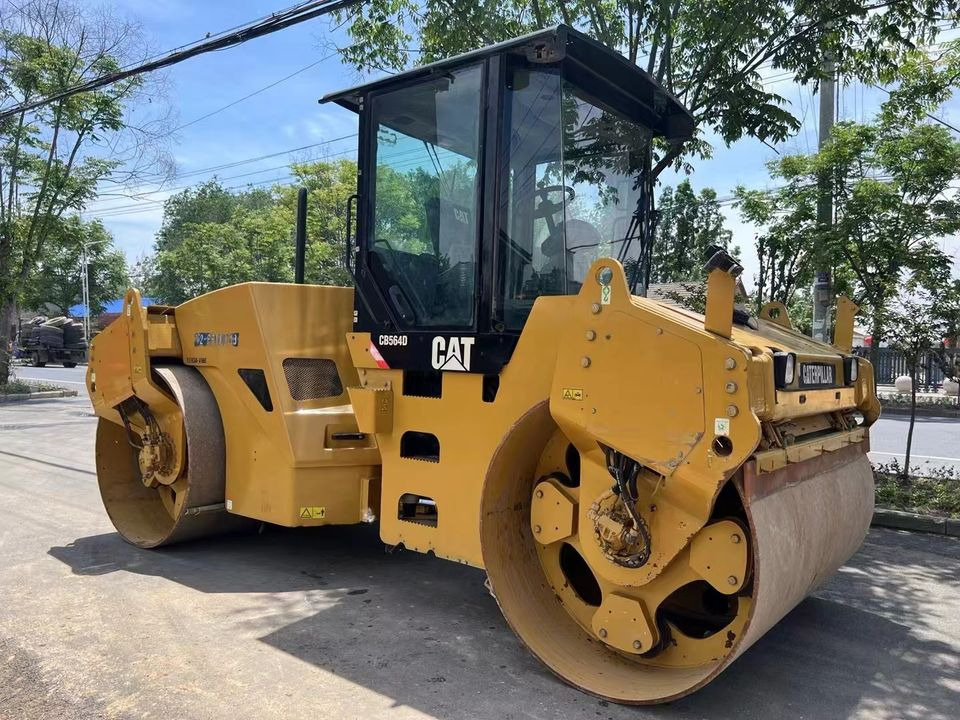 Caterpillar CB564D Double Drum Road Roller 7 Ton Weight With Core Components Engine and Bearing Essential Road Machinery - Valjak za puteve: slika 4 Caterpillar CB564D Double Drum Road Roller 7 Ton Weight With Core Components Engine and Bearing Essential Road Machinery - Valjak za puteve: slika 4