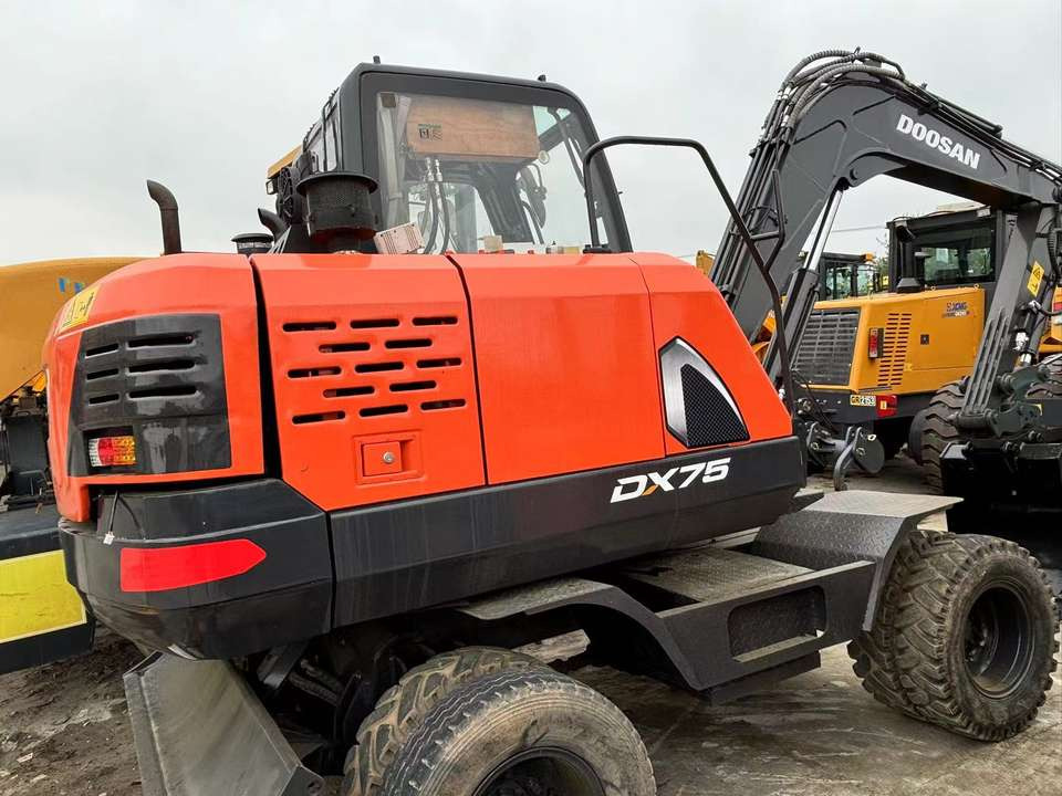 Hot Sale Used Doosan Dx75 Small 7.5t Wheel Excavator South Korea DX75 Mini Excavator for Sale Good Condition - Bager guseničar: slika 3 Hot Sale Used Doosan Dx75 Small 7.5t Wheel Excavator South Korea DX75 Mini Excavator for Sale Good Condition - Bager guseničar: slika 3