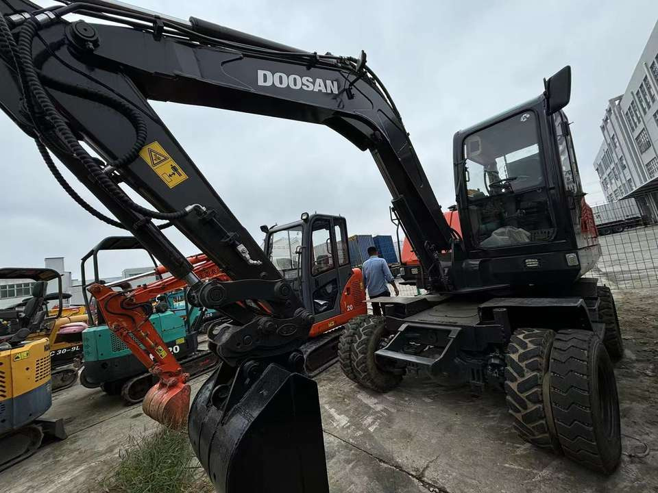Hot Sale Used Doosan Dx75 Small 7.5t Wheel Excavator South Korea DX75 Mini Excavator for Sale Good Condition - Bager guseničar: slika 2 Hot Sale Used Doosan Dx75 Small 7.5t Wheel Excavator South Korea DX75 Mini Excavator for Sale Good Condition - Bager guseničar: slika 2