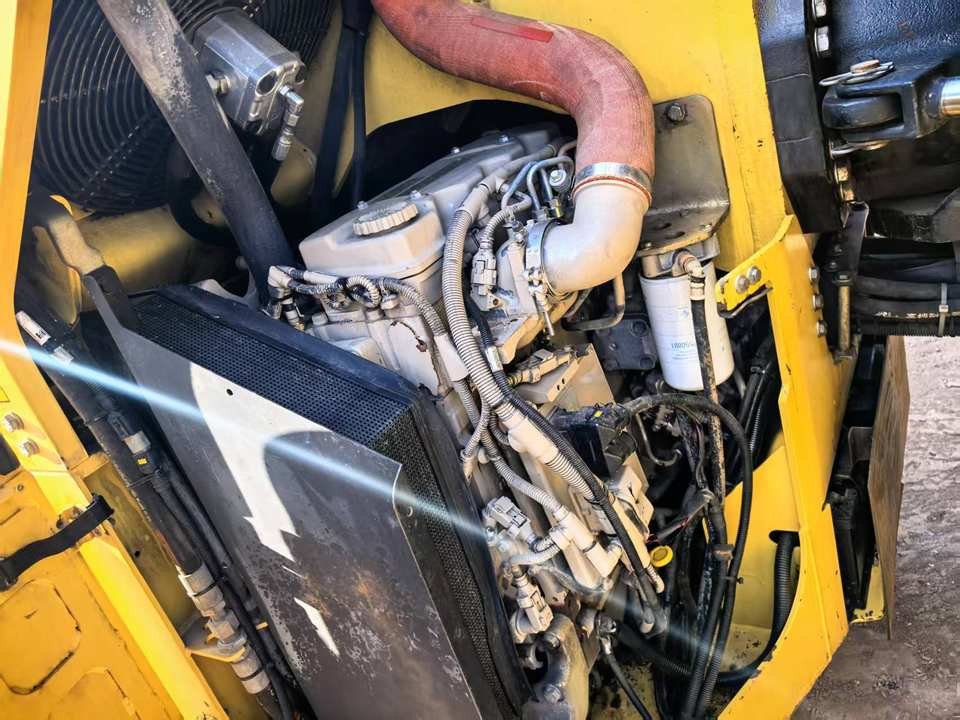 Hot Sale Used Dynapac CC6200 Road Roller Good Condition Double Steel Wheel Original Sweden Construction Machine Cheap Loader - Valjak za puteve: slika 4 Hot Sale Used Dynapac CC6200 Road Roller Good Condition Double Steel Wheel Original Sweden Construction Machine Cheap Loader - Valjak za puteve: slika 4