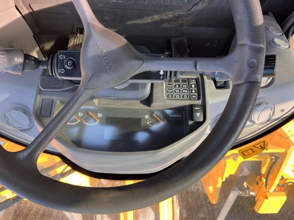 Hot Selling Used Original Sweden Hydraulic Volvo L120GZ Wheel Loader Second Hand Loader Volvo L220G in Good Condition for Sale - Utovarivač točkaš: slika 4 Hot Selling Used Original Sweden Hydraulic Volvo L120GZ Wheel Loader Second Hand Loader Volvo L220G in Good Condition for Sale - Utovarivač točkaš: slika 4