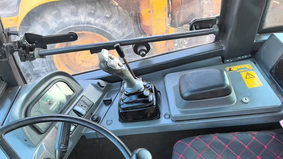 Preferential Price Used Volvo L20F Small Skid Steer Loader Secondhand VOLVO L20f Mini Wheel Loader in Good Condition for Sale - Utovarivač točkaš: slika 5 Preferential Price Used Volvo L20F Small Skid Steer Loader Secondhand VOLVO L20f Mini Wheel Loader in Good Condition for Sale - Utovarivač točkaš: slika 5