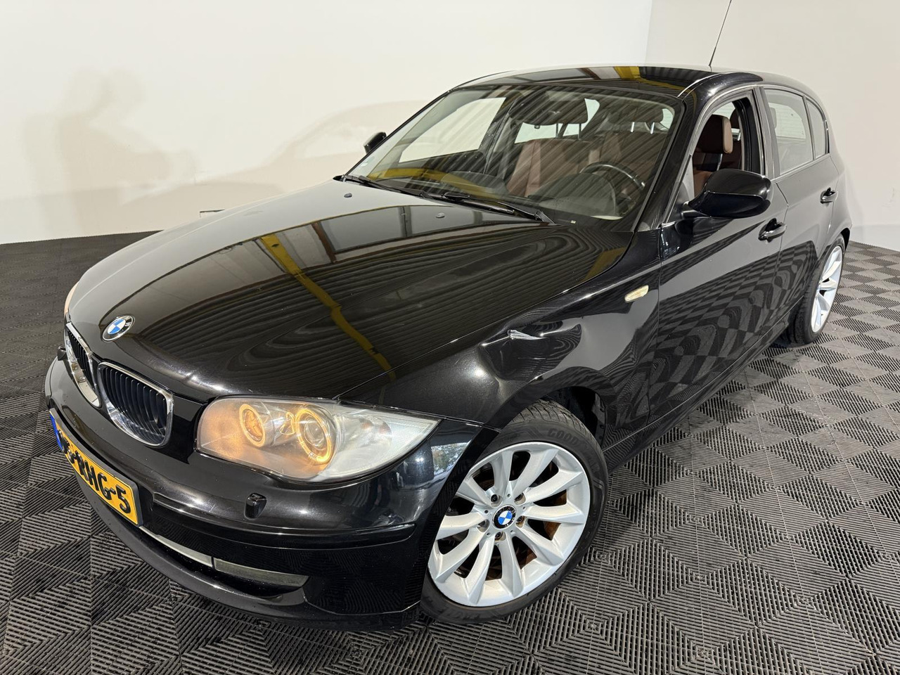 Hečbek BMW | 1-serie | 116i EffDyn. Ed. Business Line Ultimate Edition | 2011 | 263.221 km | 05RHG5 | Logisch: slika 1