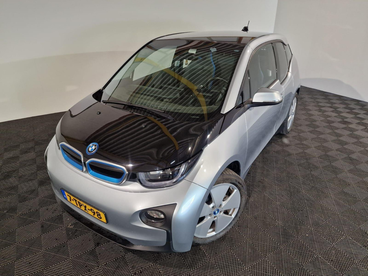 BMW i3 Range Extender 7-TPX-98 - Automobil: slika 1 BMW i3 Range Extender 7-TPX-98 - Automobil: slika 1