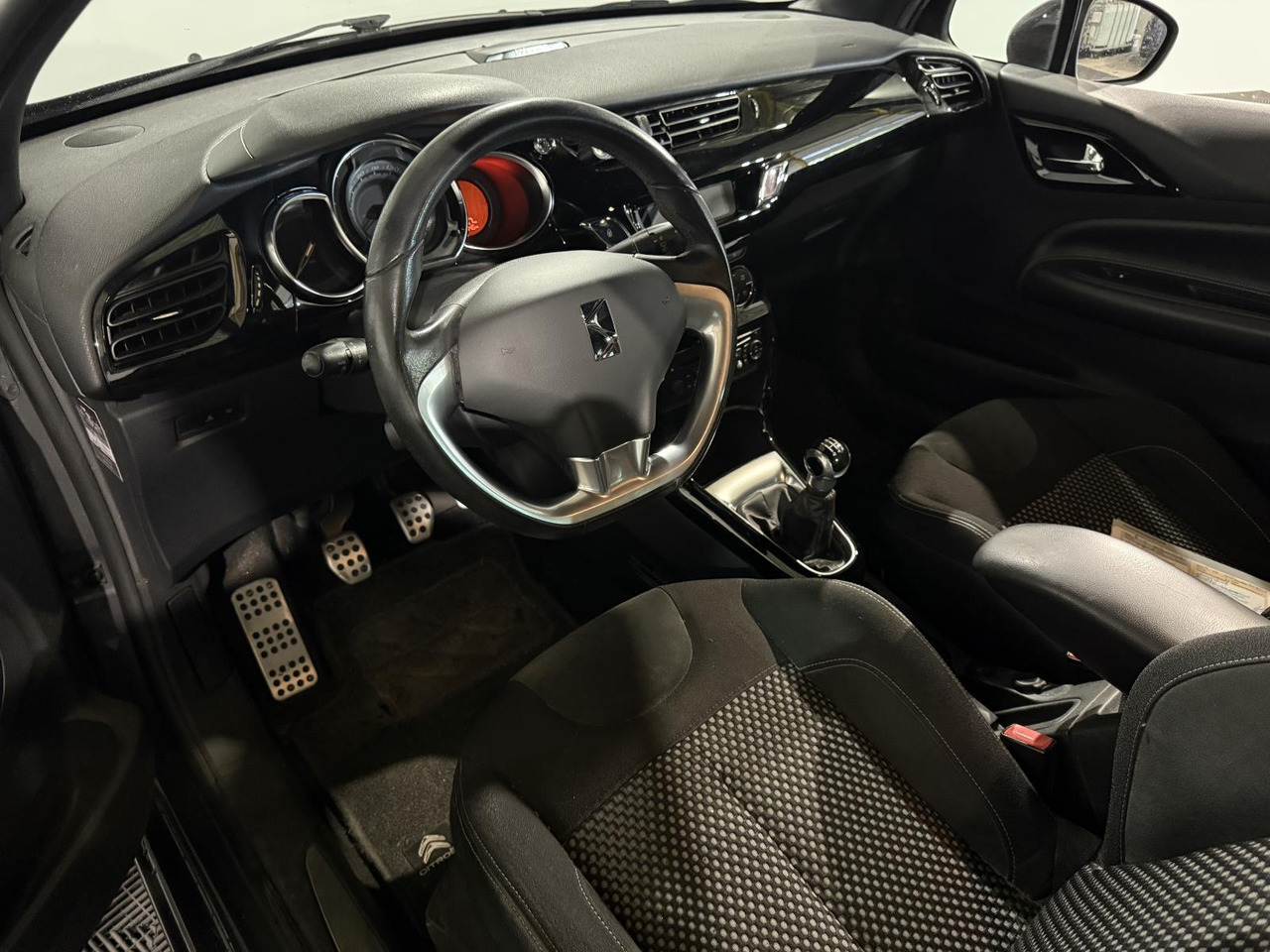 Citroen DS3 1.6 e-HDi So Chic | 2012 | 277.448 km | 14-XLR-7 - Hečbek: slika 4 Citroen DS3 1.6 e-HDi So Chic | 2012 | 277.448 km | 14-XLR-7 - Hečbek: slika 4