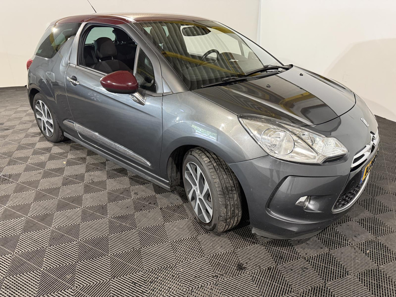 Citroen DS3 1.6 e-HDi So Chic | 2012 | 277.448 km | 14-XLR-7 - Hečbek: slika 3 Citroen DS3 1.6 e-HDi So Chic | 2012 | 277.448 km | 14-XLR-7 - Hečbek: slika 3