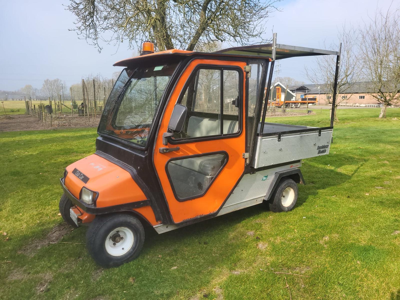 Club Car Carryall Turf 2 – Bouwjaar 2009 – Elektrisch – Met dichte cabine en elektrische kiepbak – Marge-kavel - Golf auto: slika 1 Club Car Carryall Turf 2 – Bouwjaar 2009 – Elektrisch – Met dichte cabine en elektrische kiepbak – Marge-kavel - Golf auto: slika 1