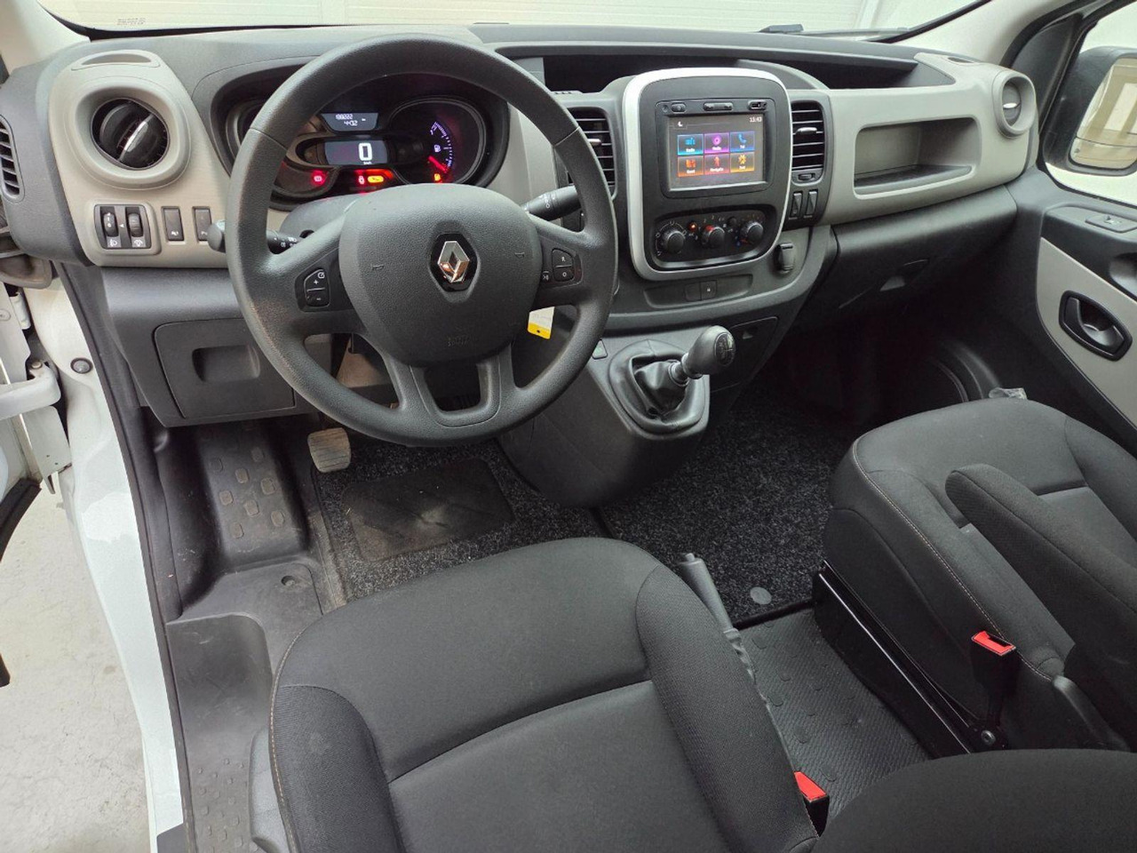 Renault Trafic 1.6 dCi T29 L1H1 Comfort Energy | 2018 | 188.221 km | V327TJ | NAP: Logisch - Druga mašina: slika 5 Renault Trafic 1.6 dCi T29 L1H1 Comfort Energy | 2018 | 188.221 km | V327TJ | NAP: Logisch - Druga mašina: slika 5