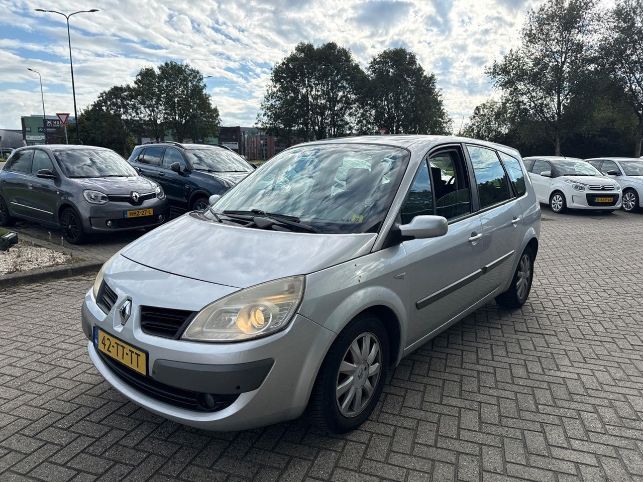 Renault Grand Scénic 2.0 - 16V Business Line 7p. | 2007 | 209.583 km | Automaat | 42TTTT | NAP: Logisch - Automobil: slika 1 Renault Grand Scénic 2.0 - 16V Business Line 7p. | 2007 | 209.583 km | Automaat | 42TTTT | NAP: Logisch - Automobil: slika 1