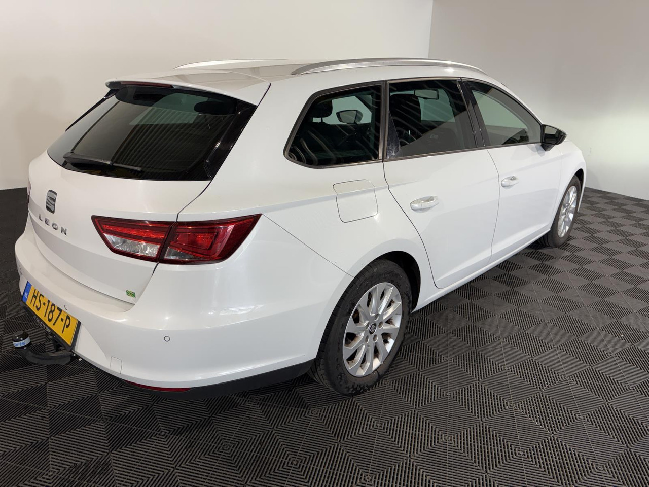 SEAT | Leon ST | 1.6 TDI Style Connect Ecomotive | 2015 | 284.524 km | HS187P | Logisch - Automobil: slika 4 SEAT | Leon ST | 1.6 TDI Style Connect Ecomotive | 2015 | 284.524 km | HS187P | Logisch - Automobil: slika 4
