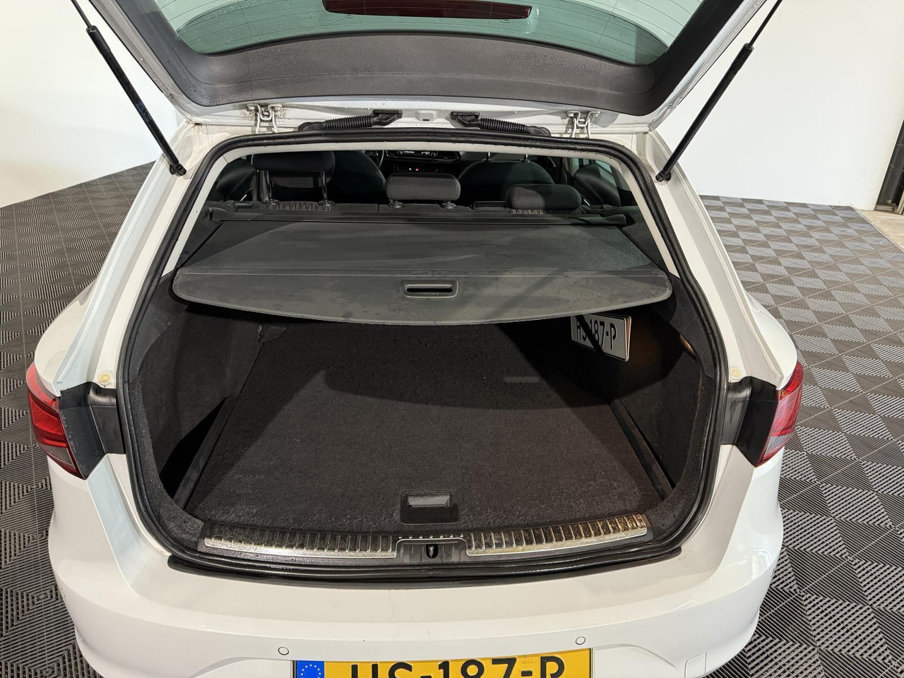 SEAT | Leon ST | 1.6 TDI Style Connect Ecomotive | 2015 | 284.524 km | HS187P | Logisch - Automobil: slika 3 SEAT | Leon ST | 1.6 TDI Style Connect Ecomotive | 2015 | 284.524 km | HS187P | Logisch - Automobil: slika 3
