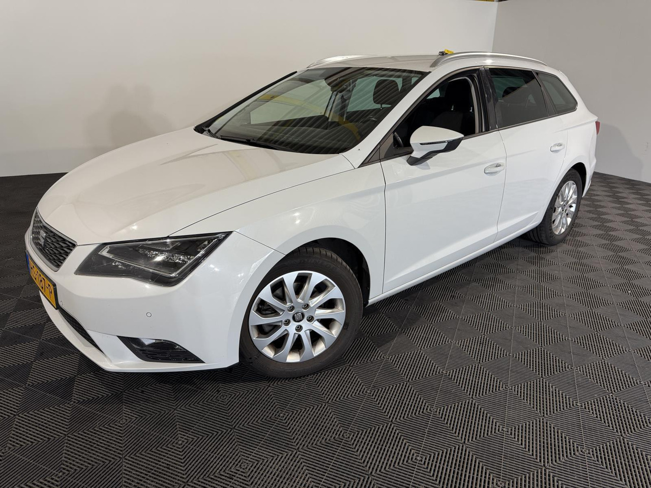 SEAT | Leon ST | 1.6 TDI Style Connect Ecomotive | 2015 | 284.524 km | HS187P | Logisch - Automobil: slika 1 SEAT | Leon ST | 1.6 TDI Style Connect Ecomotive | 2015 | 284.524 km | HS187P | Logisch - Automobil: slika 1