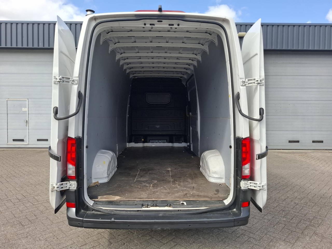 Volkswagen Crafter 35 2.0 TDI L4H3 | 2022 | 135.282 km | VPR-84-T - Furgon: slika 3 Volkswagen Crafter 35 2.0 TDI L4H3 | 2022 | 135.282 km | VPR-84-T - Furgon: slika 3