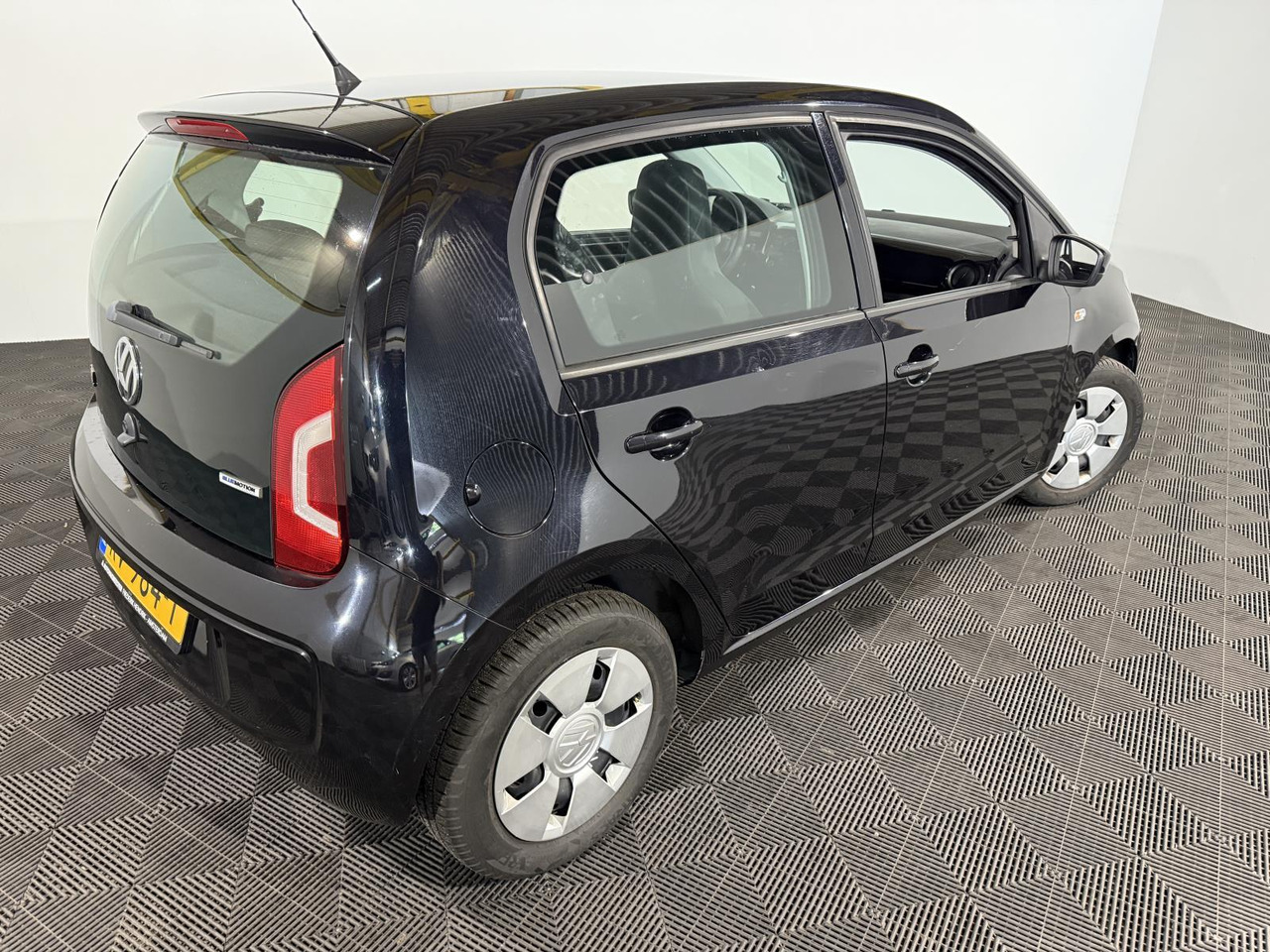 Volkswagen Up 1.0 Move up! BlueMotion | 2015 | 169.625 km | KV-984-T - Hečbek: slika 3 Volkswagen Up 1.0 Move up! BlueMotion | 2015 | 169.625 km | KV-984-T - Hečbek: slika 3
