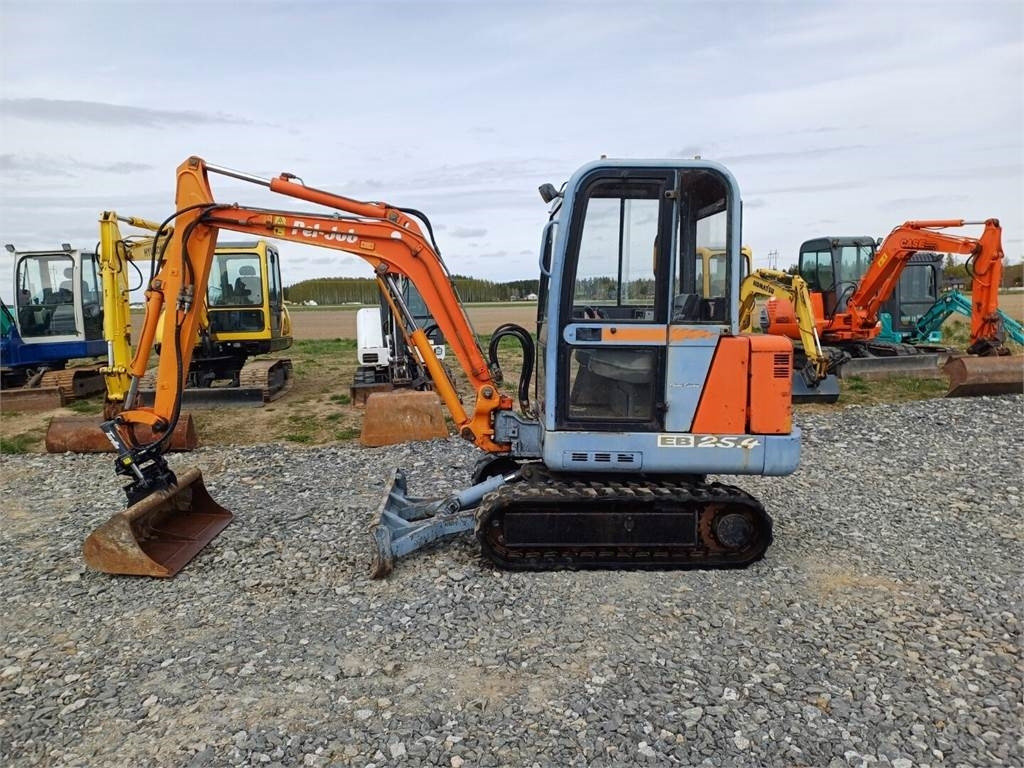 Pel-Job Volvo EB25.4 kallistuvalla liittimellä - Mini bager: slika 2 Pel-Job Volvo EB25.4 kallistuvalla liittimellä - Mini bager: slika 2