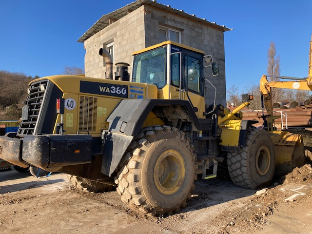 CHARGEUSE SUR PNEUS KOMATSU WA 380-5H - Utovarivač točkaš: slika 2 CHARGEUSE SUR PNEUS KOMATSU WA 380-5H - Utovarivač točkaš: slika 2