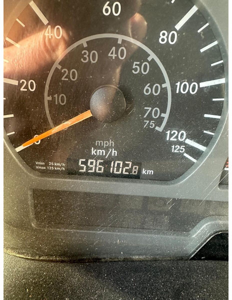 Mercedes-Benz Axor - Stacionarna pumpa za beton: slika 5 Mercedes-Benz Axor - Stacionarna pumpa za beton: slika 5