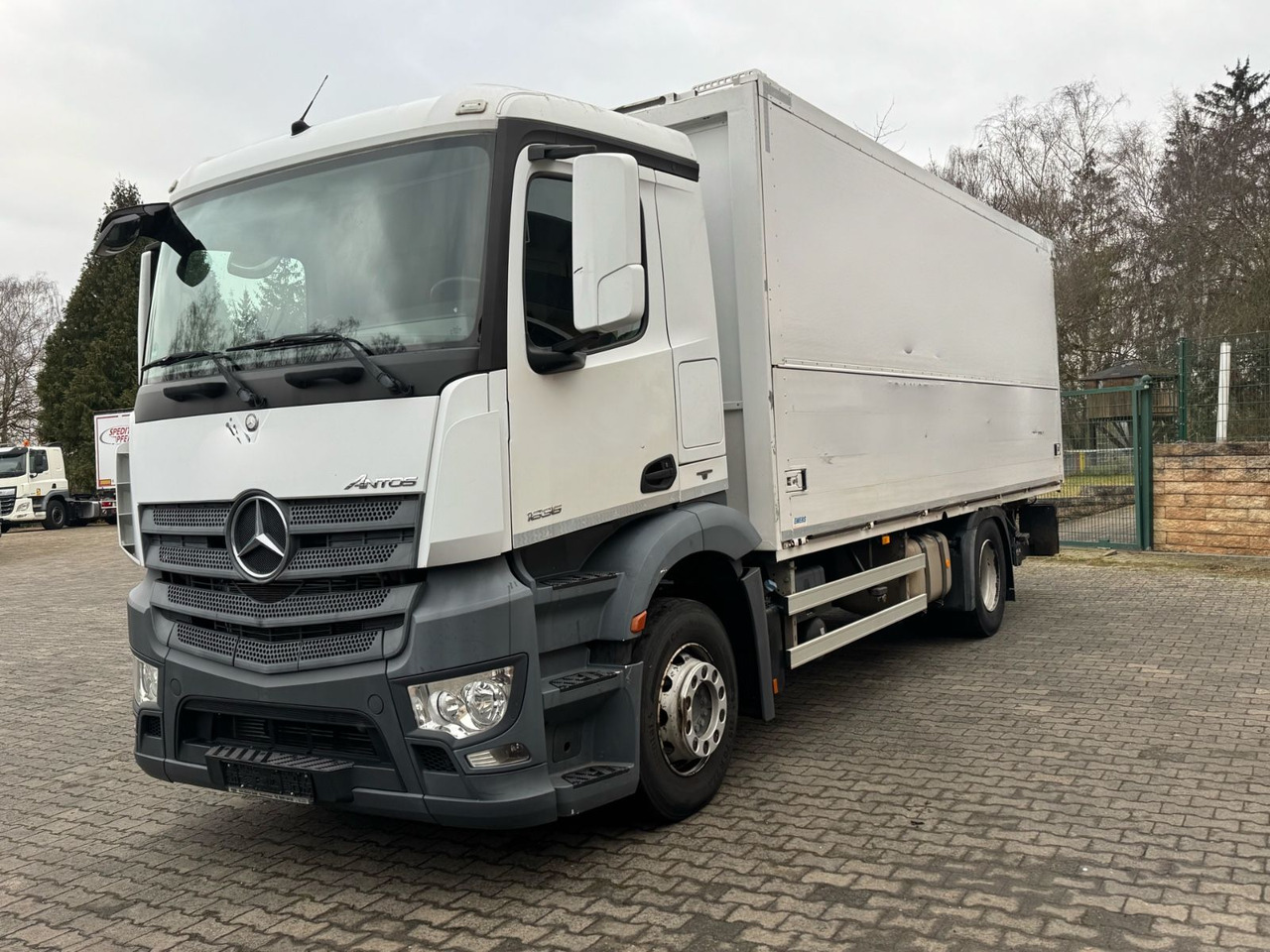 Mercedes-Benz Antos 1836L/4x2/2t.LBW/2xAHK/aus.1Hand/16.Pal. - Kamion za prevoz boca: slika 3 Mercedes-Benz Antos 1836L/4x2/2t.LBW/2xAHK/aus.1Hand/16.Pal. - Kamion za prevoz boca: slika 3