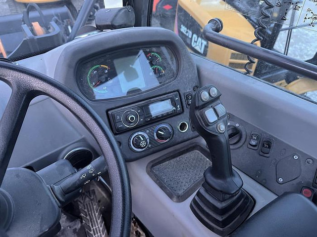 Utovarivač točkaš Case 321F: slika 19