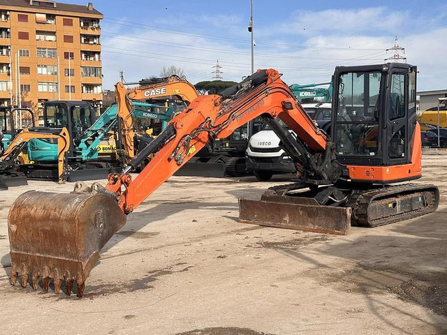 Hitachi ZX65USB - Mini bager: slika 1 Hitachi ZX65USB - Mini bager: slika 1