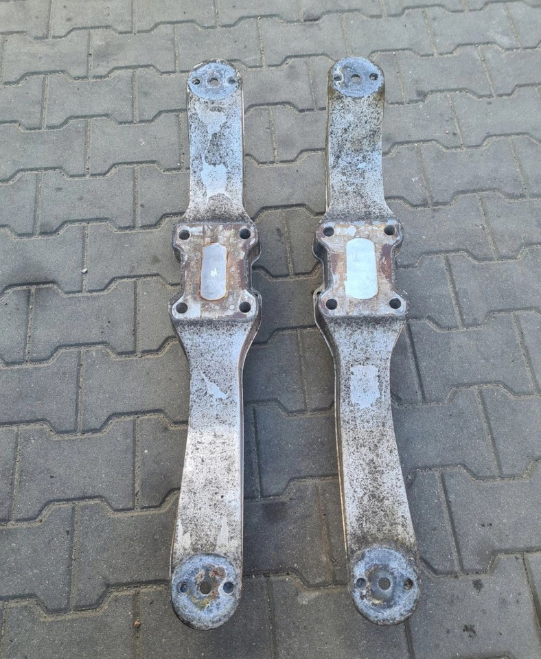 MOCOWANIE PRAWE LUB LEWE PODUSZEK ŁAPA KOŁYSKA DELFIN VOLVO FH 4 FH 5 22327290 - Suspenzija: slika 2 MOCOWANIE PRAWE LUB LEWE PODUSZEK ŁAPA KOŁYSKA DELFIN VOLVO FH 4 FH 5 22327290 - Suspenzija: slika 2