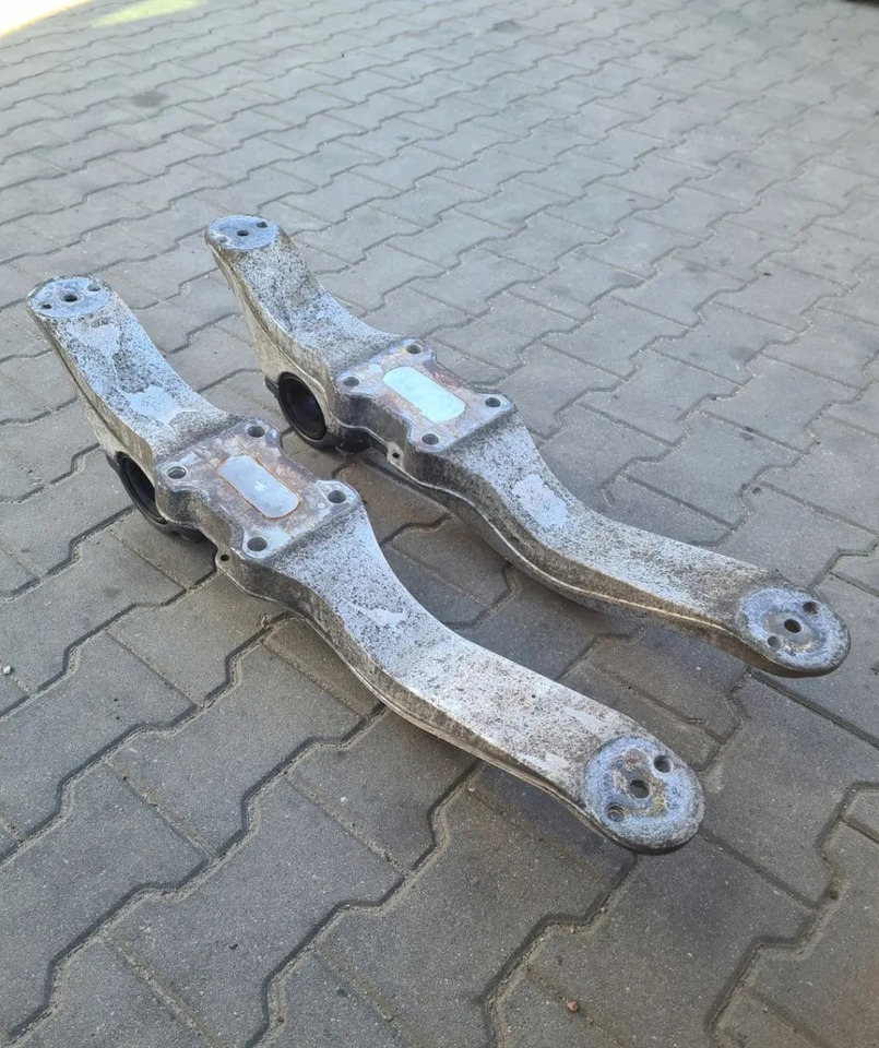 MOCOWANIE PRAWE LUB LEWE PODUSZEK ŁAPA KOŁYSKA DELFIN VOLVO FH 4 FH 5 22327290 - Suspenzija: slika 1 MOCOWANIE PRAWE LUB LEWE PODUSZEK ŁAPA KOŁYSKA DELFIN VOLVO FH 4 FH 5 22327290 - Suspenzija: slika 1