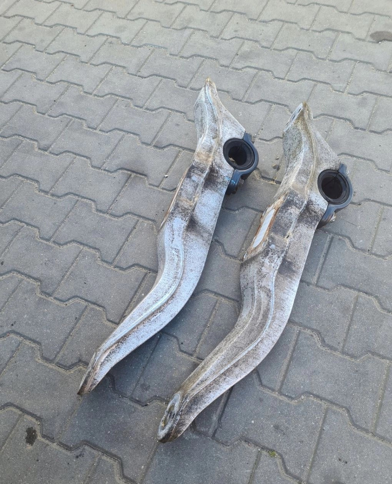 MOCOWANIE PRAWE LUB LEWE PODUSZEK ŁAPA KOŁYSKA DELFIN VOLVO FH 4 FH 5 22327290 - Suspenzija: slika 3 MOCOWANIE PRAWE LUB LEWE PODUSZEK ŁAPA KOŁYSKA DELFIN VOLVO FH 4 FH 5 22327290 - Suspenzija: slika 3