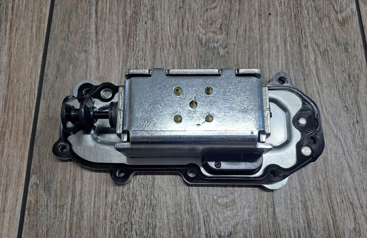 MODUŁ CEWKA BLOK ELEKTRONIKA WYBIERAKA SKRZYNI BIEGÓW ZF TRAXON 0501328597 ZF TRAXON - Transmisija za Kamion: slika 1 MODUŁ CEWKA BLOK ELEKTRONIKA WYBIERAKA SKRZYNI BIEGÓW ZF TRAXON 0501328597 ZF TRAXON - Transmisija za Kamion: slika 1