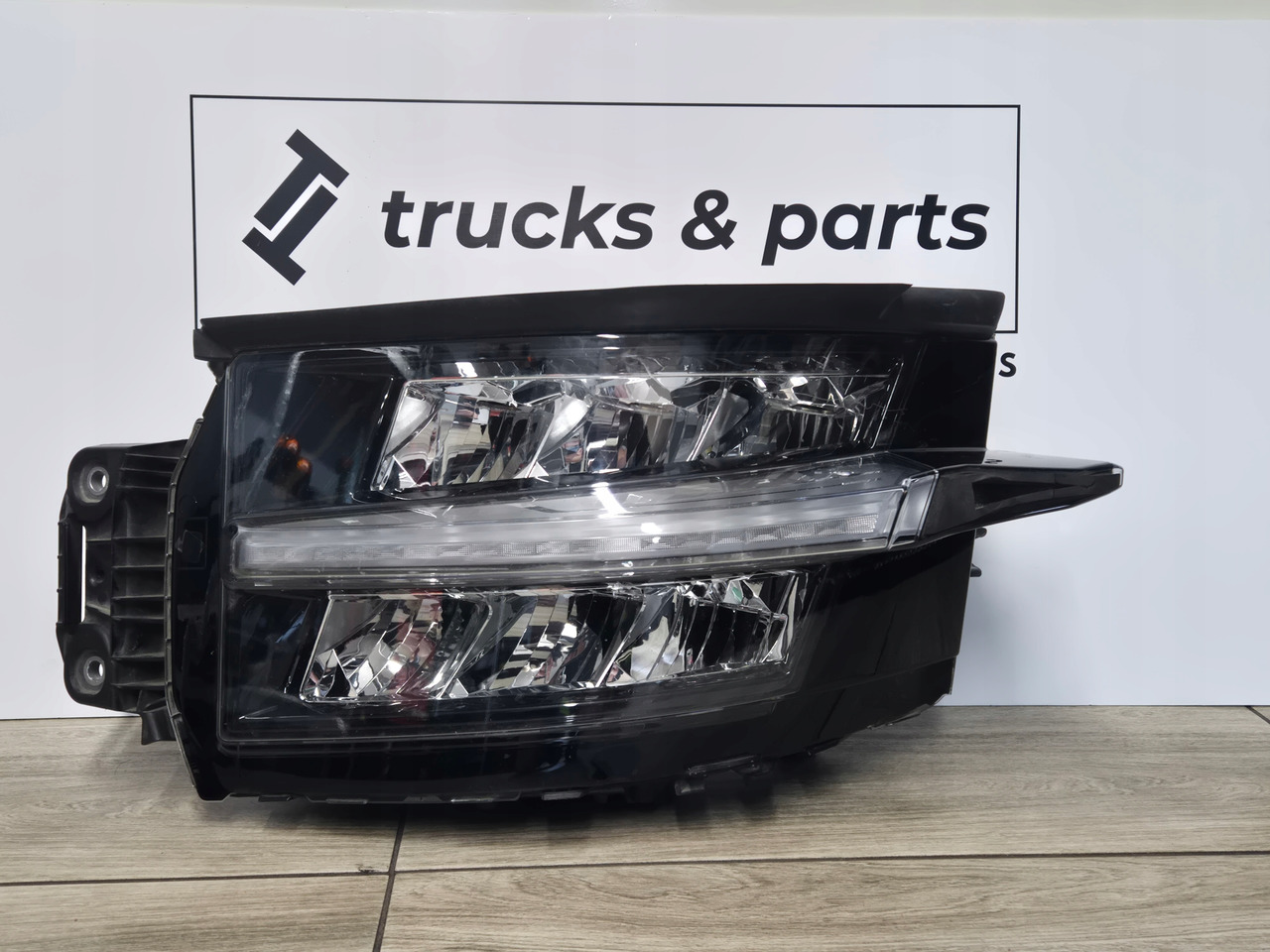 RENAULT REFLEKTOR LAMPA RENAULT RANGE T GAMA T EVOLUTION EVO LED LEWA - Prednja svetla za Kamion: slika 1 RENAULT REFLEKTOR LAMPA RENAULT RANGE T GAMA T EVOLUTION EVO LED LEWA - Prednja svetla za Kamion: slika 1