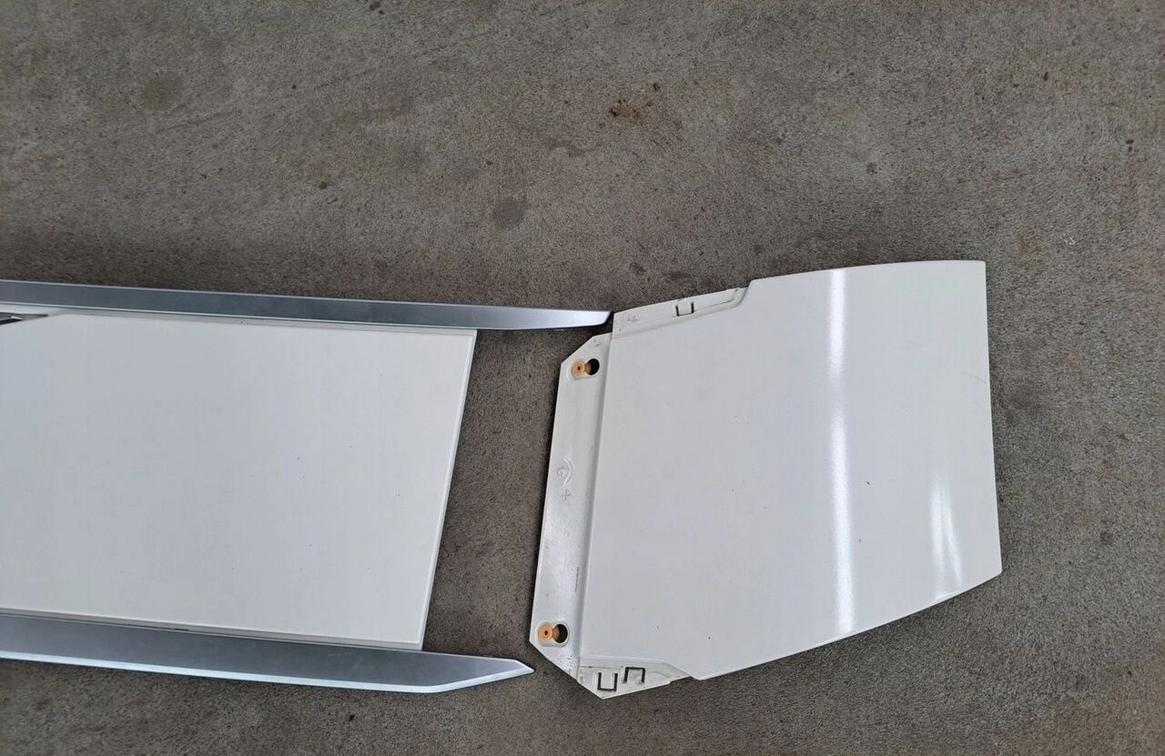 VOLVO LISTWA MASKI ATRAPA KABINY KOMPLET VOLVO FH 5 - Hauba za Kamion: slika 4 VOLVO LISTWA MASKI ATRAPA KABINY KOMPLET VOLVO FH 5 - Hauba za Kamion: slika 4