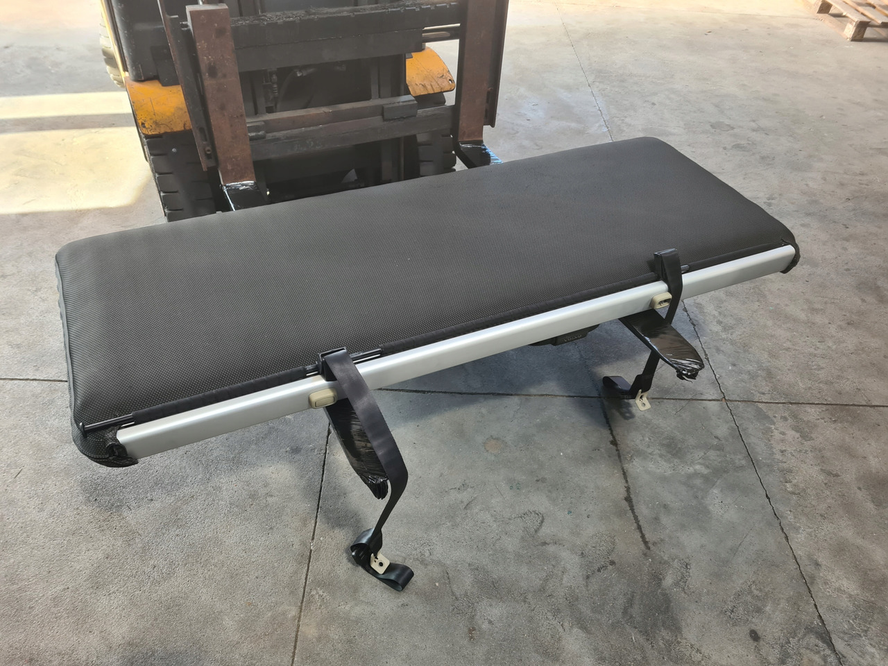 VOLVO ŁÓŻKO KOMPLETNE GÓRNE LEŻANKA MOCOWANIA - Sedište za Kamion: slika 1 VOLVO ŁÓŻKO KOMPLETNE GÓRNE LEŻANKA MOCOWANIA - Sedište za Kamion: slika 1