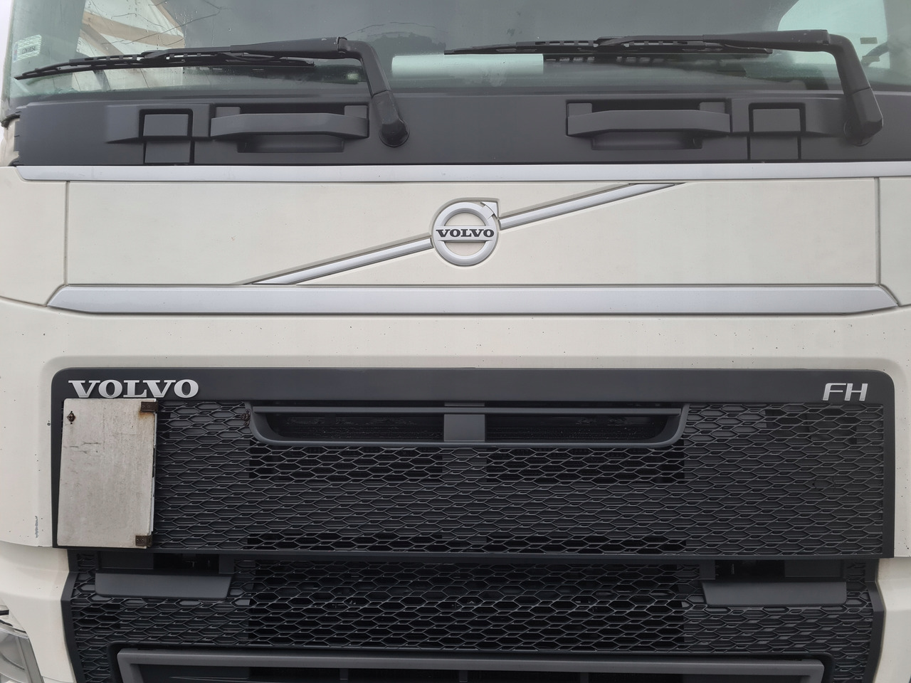 VOLVO MASKA KOMPLETNA GÓRNA ATRAPA KABINY VOLVO FH 4 1108 - Hauba za Kamion: slika 5 VOLVO MASKA KOMPLETNA GÓRNA ATRAPA KABINY VOLVO FH 4 1108 - Hauba za Kamion: slika 5