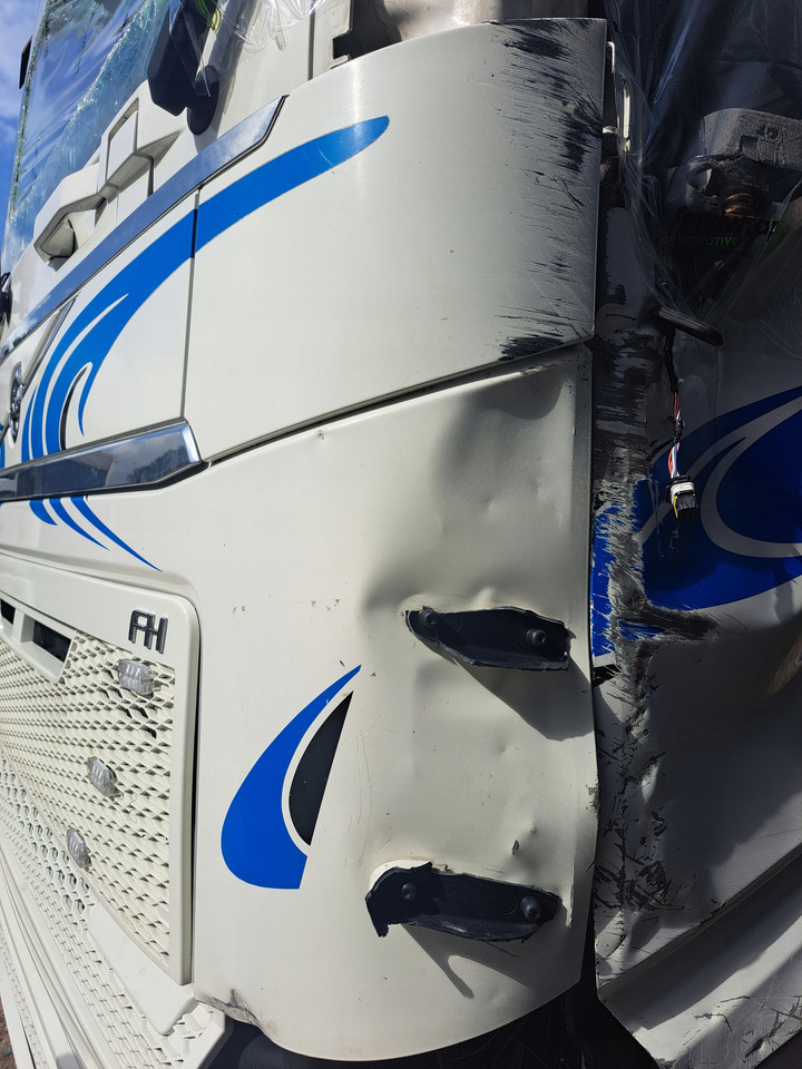 VOLVO MASKA KOMPLETNA GÓRNA ATRAPA KABINY VOLVO FH 4 - Hauba za Kamion: slika 4 VOLVO MASKA KOMPLETNA GÓRNA ATRAPA KABINY VOLVO FH 4 - Hauba za Kamion: slika 4