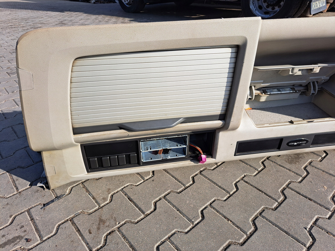 VOLVO PÓŁKA KONSOLA GÓRNA SCHOWEK VOLVO FM FH 13 LIFT GLOBETROTTER - Komandna tabla za Kamion: slika 2 VOLVO PÓŁKA KONSOLA GÓRNA SCHOWEK VOLVO FM FH 13 LIFT GLOBETROTTER - Komandna tabla za Kamion: slika 2