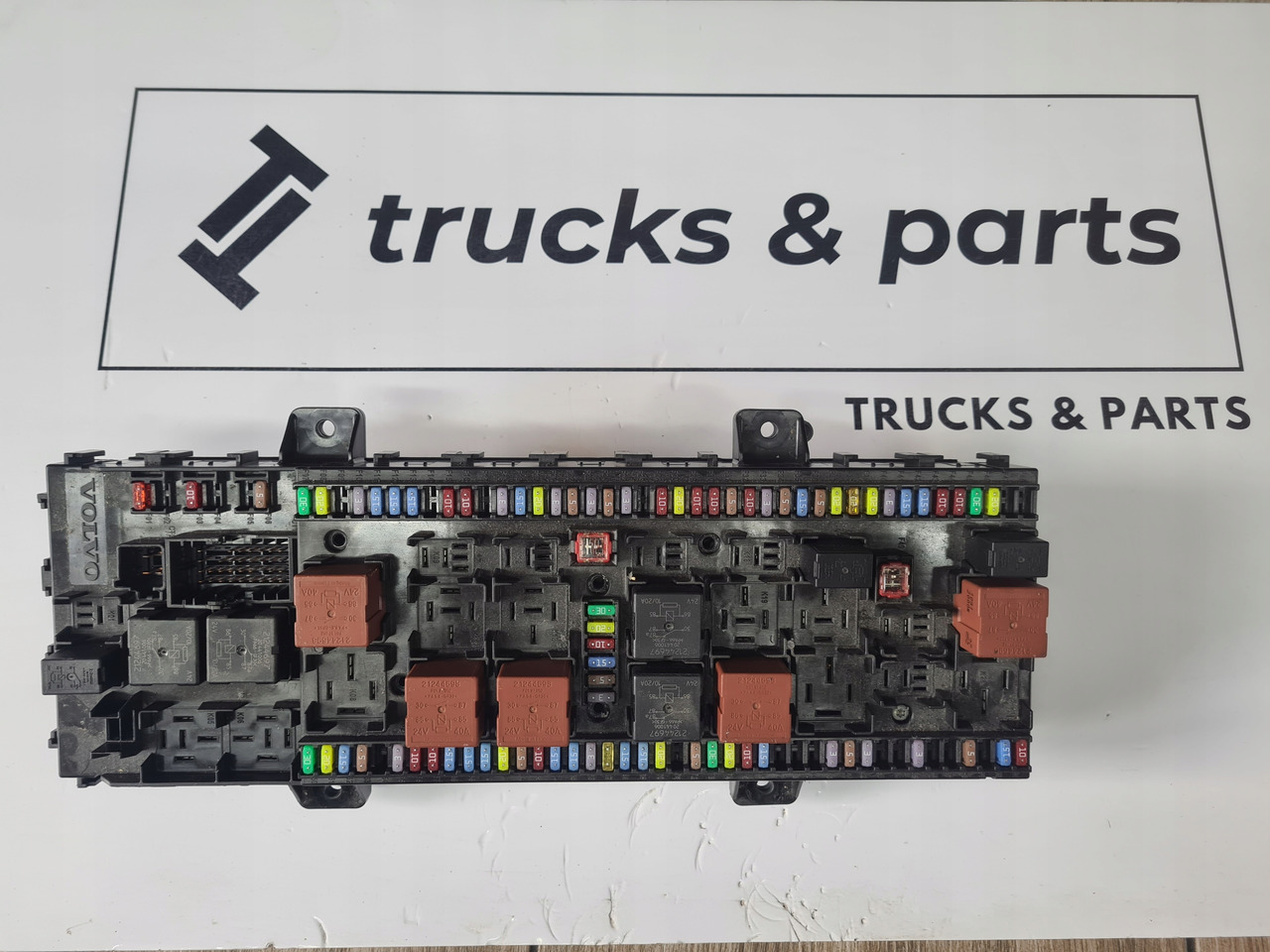 VOLVO TABLICA PŁYTA SKRZYNKA BEZPIECZNIKÓW VOLVO FH 5 FM 5 FMX 23050388 - Osigurač za Kamion: slika 1 VOLVO TABLICA PŁYTA SKRZYNKA BEZPIECZNIKÓW VOLVO FH 5 FM 5 FMX 23050388 - Osigurač za Kamion: slika 1