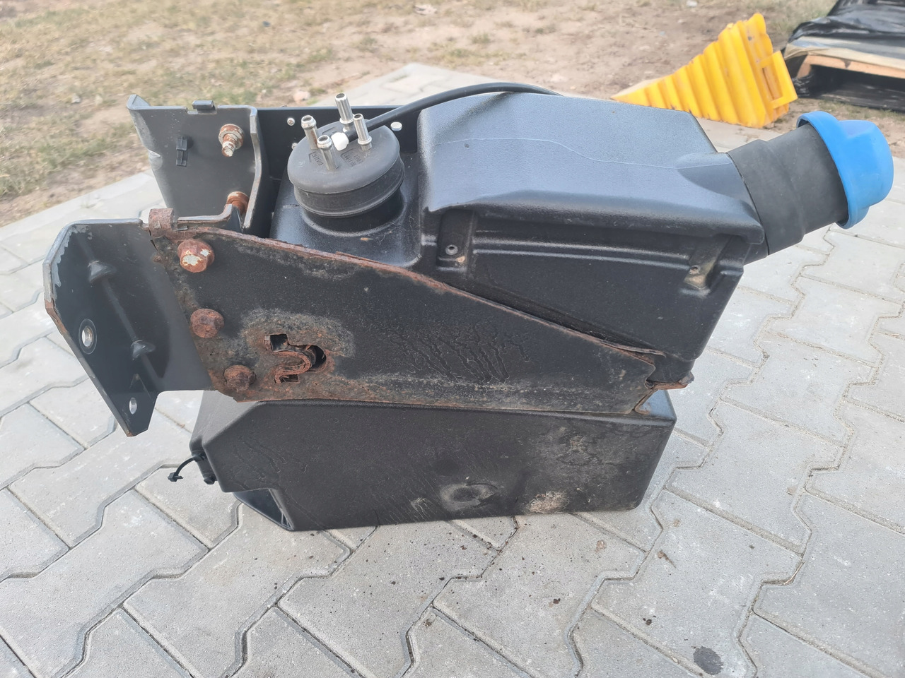 VOLVO ZBIORNIK ADBLUE RENAULT MIDLUM PREMIUM DXI 5 7 VOLVO FL FE - Rezervoar za AdBlue tečnost za Kamion: slika 1 VOLVO ZBIORNIK ADBLUE RENAULT MIDLUM PREMIUM DXI 5 7 VOLVO FL FE - Rezervoar za AdBlue tečnost za Kamion: slika 1