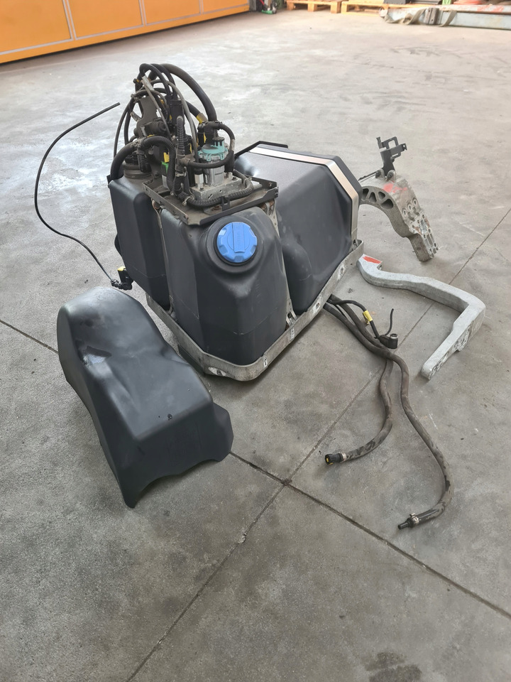 VOLVO ZBIORNIK POMPA WIĄZKA ADBLUE KOMPLET RENAULT GAMA T VOLVO FH 4 FM 4 - Rezervoar za AdBlue tečnost: slika 1 VOLVO ZBIORNIK POMPA WIĄZKA ADBLUE KOMPLET RENAULT GAMA T VOLVO FH 4 FM 4 - Rezervoar za AdBlue tečnost: slika 1