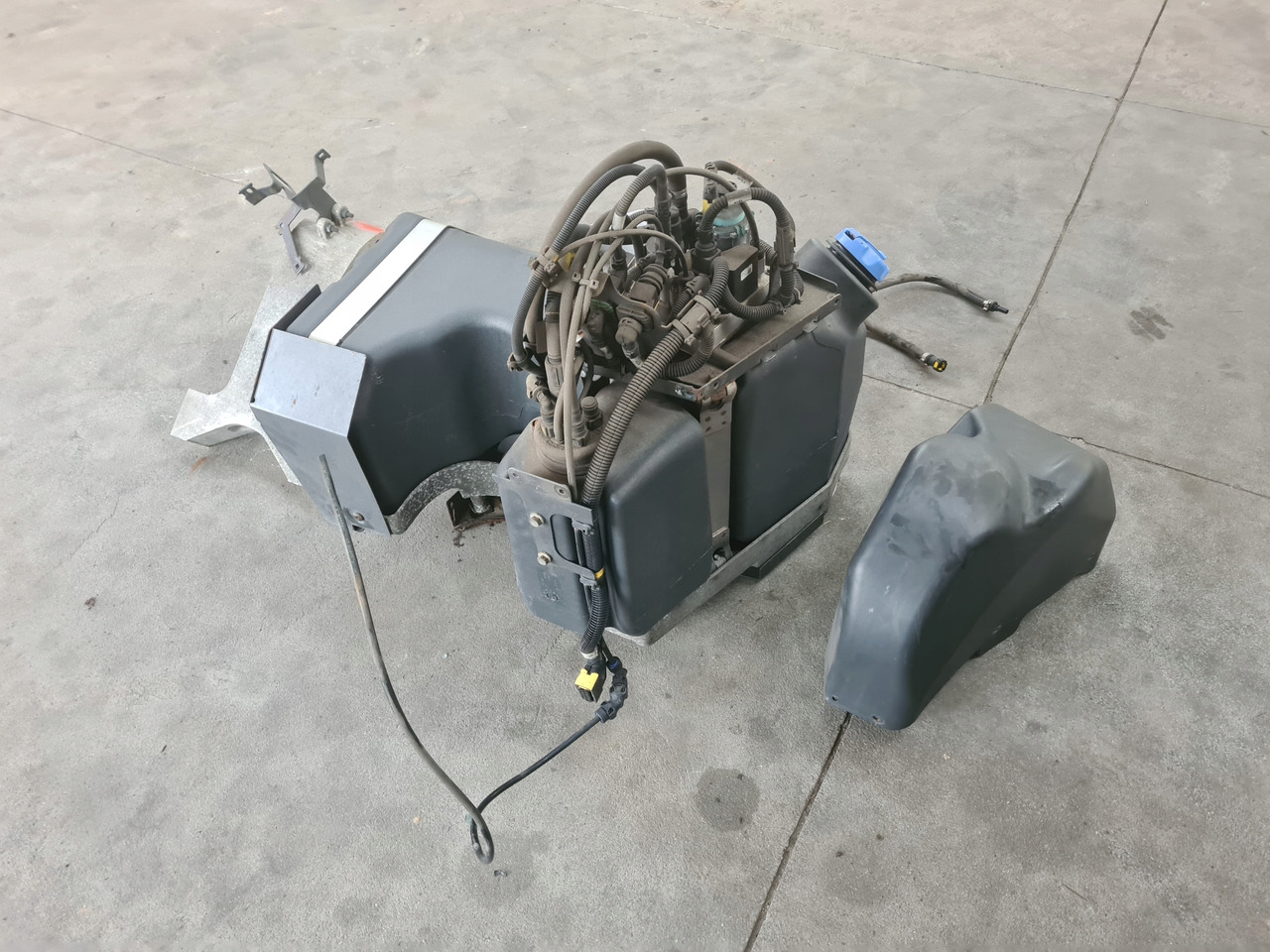 VOLVO ZBIORNIK POMPA WIĄZKA ADBLUE KOMPLET RENAULT GAMA T VOLVO FH 4 FM 4 - Rezervoar za AdBlue tečnost: slika 4 VOLVO ZBIORNIK POMPA WIĄZKA ADBLUE KOMPLET RENAULT GAMA T VOLVO FH 4 FM 4 - Rezervoar za AdBlue tečnost: slika 4