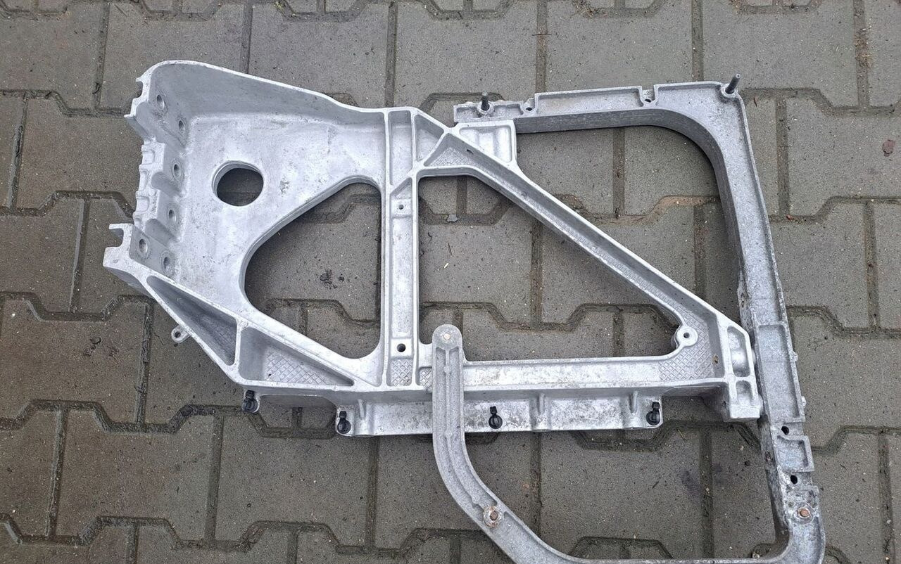 Volvo MOCOWANIE WSPORNIK BŁOTNIKA SKRZYNKI AKUMULATORÓW FH 4 REN - Blatobran za Kamion: slika 2 Volvo MOCOWANIE WSPORNIK BŁOTNIKA SKRZYNKI AKUMULATORÓW FH 4 REN - Blatobran za Kamion: slika 2