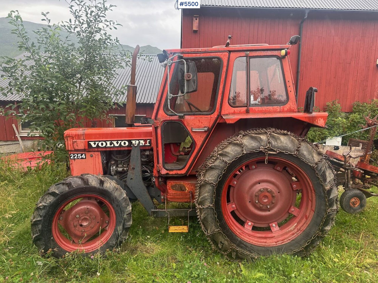 1979 Volvo BM 2254 tractor with front loader and chains. SEE VIDEO. - Traktor: slika 1 1979 Volvo BM 2254 tractor with front loader and chains. SEE VIDEO. - Traktor: slika 1