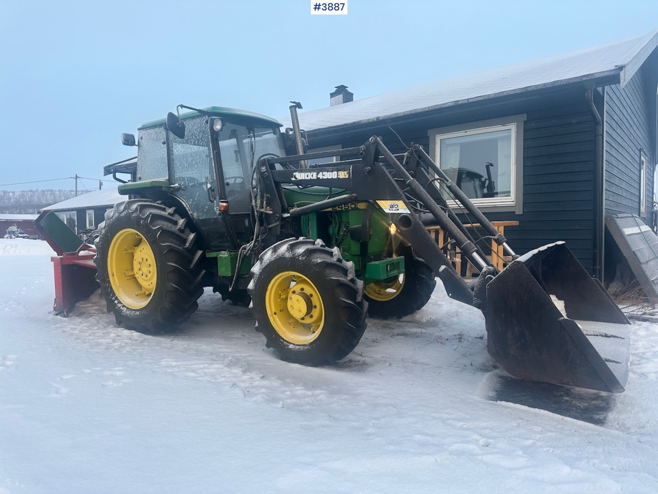 1987 John Deere Power Synchron 2450 4x4 w/ Quicke 4300 front loader, snow blower and gravel bucket. WATCH VIDEO. - Traktor: slika 1 1987 John Deere Power Synchron 2450 4x4 w/ Quicke 4300 front loader, snow blower and gravel bucket. WATCH VIDEO. - Traktor: slika 1