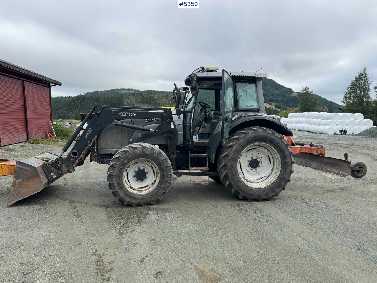2004 Valtra M120-4 w/ loader and bucket - Traktor: slika 2 2004 Valtra M120-4 w/ loader and bucket - Traktor: slika 2