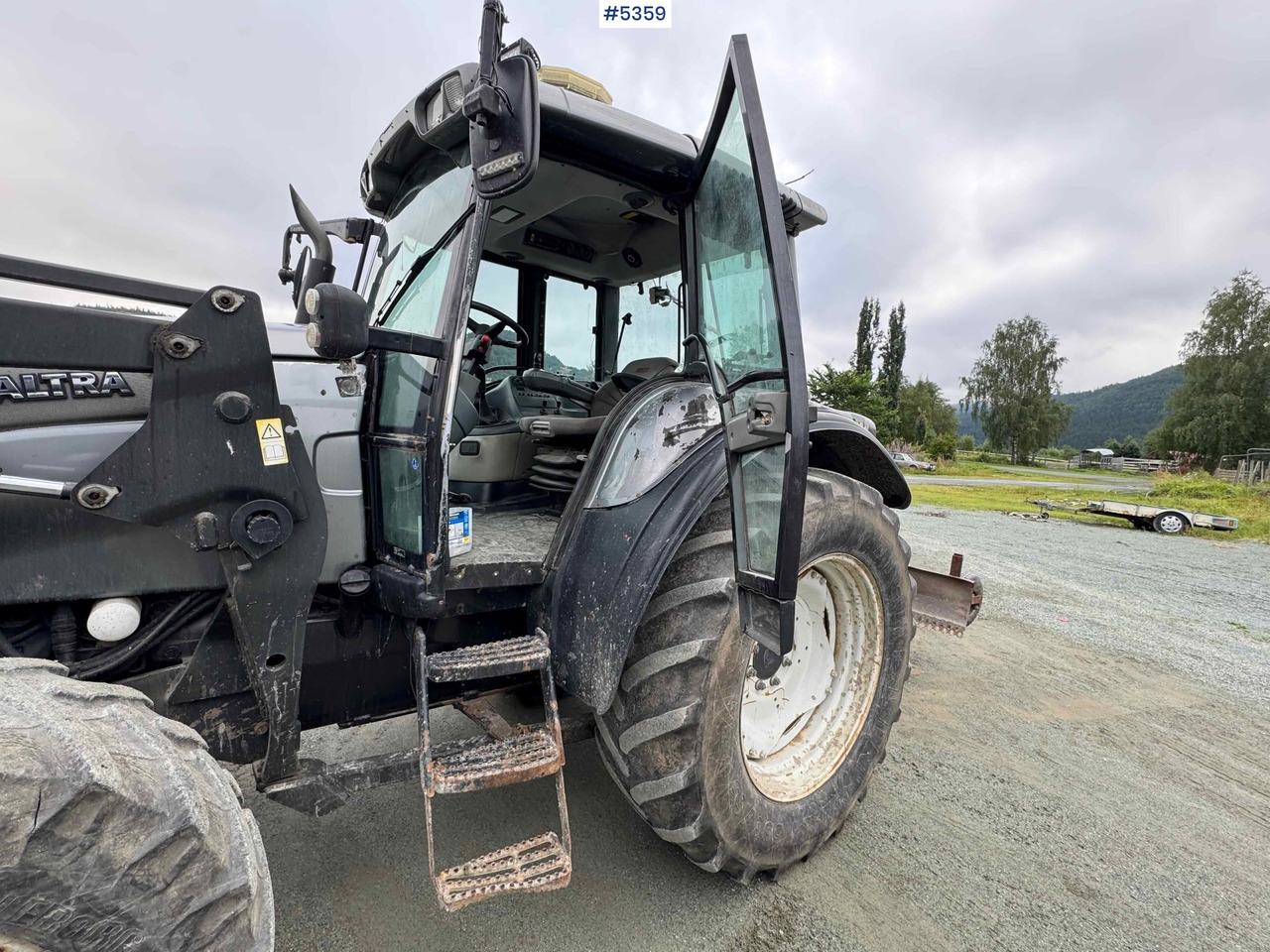 2004 Valtra M120-4 w/ loader and bucket - Traktor: slika 4 2004 Valtra M120-4 w/ loader and bucket - Traktor: slika 4